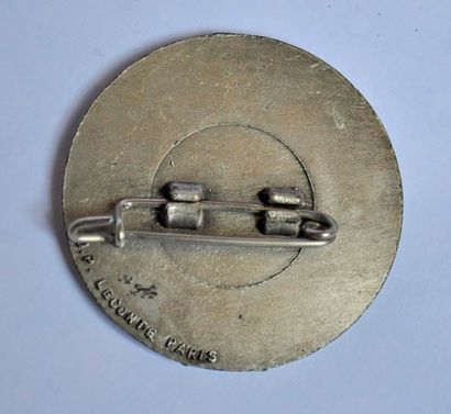  Médaille montée en broche en métal- 50ème 24 Heures du Mans - 1923/1982. Automobile...