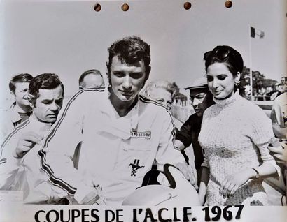 Johnny HALLYDAY Johnny à Montlhéry aux Coupes de l'ACIF 1967 avec Henri Chemin. Photo....