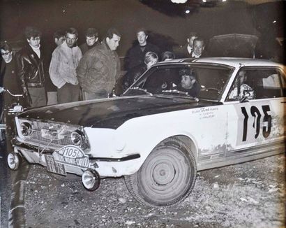 Johnny HALLYDAY Johnny Hallyday à une étape du rallye de Monte Carlo 1967 avec Henri...