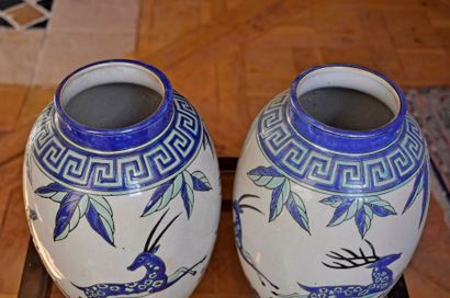 KERALOUVE. Paire de vases en faïence à décor de gazelles. Ht. 30cm