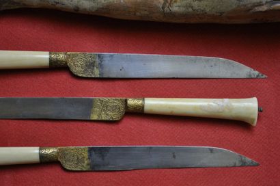 null Exceptionnel ensemble de 6 couteaux à manches en ivoire et lames damasquinées...