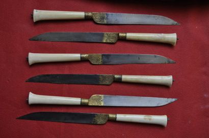 null Exceptionnel ensemble de 6 couteaux à manches en ivoire et lames damasquinées...