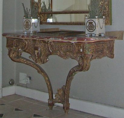 null Console en bois sculpté et doré, tête de femme et décor floral. Dessus de marbre...