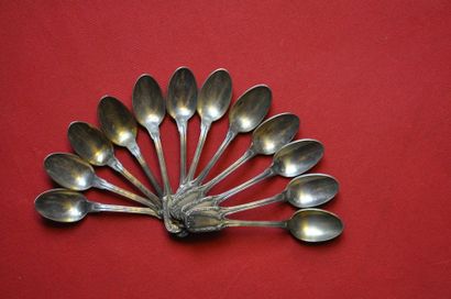 null 12 cuillères à moka en métal argenté, vers 1900