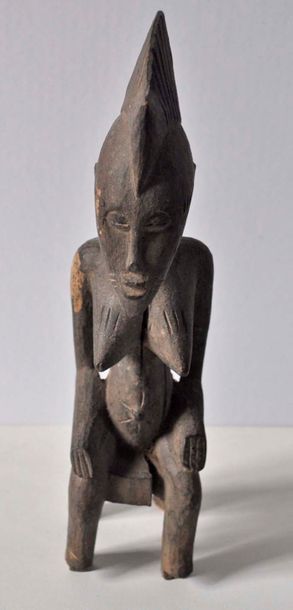 null Statuette en bois sculpté, forme assise. SENOUFO. Ht. 23cm