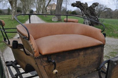 VENTE SUR DESIGNATION Véhicule hippomobile. Phaéton tabatière, assise restaurée,...