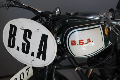 BSA B29- 1929 

Le 250cm3, équipant l’arrière, est une réussite de solidité.



El...