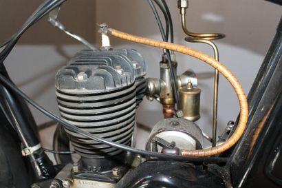 BSA B29- 1929 

Le 250cm3, équipant l’arrière, est une réussite de solidité.



El...