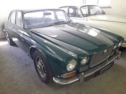 JAGUATR XJ6 1974 N° de Série : 2050004DN

La 1ere série sort au salon de 1962 : Modernisme,...