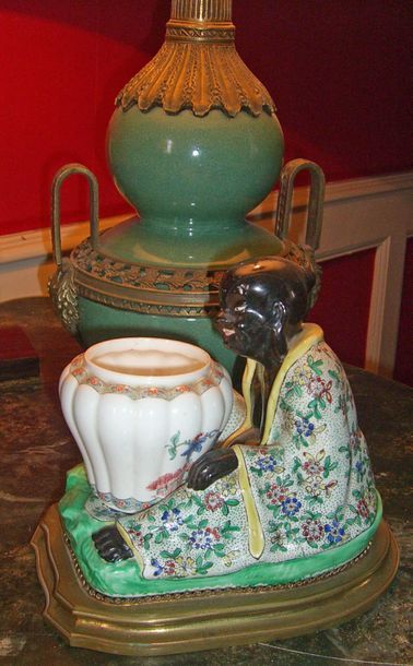 null CHANTILLY. Magot chinois tenant un vase, porcelaine sur socle en bronze doré...