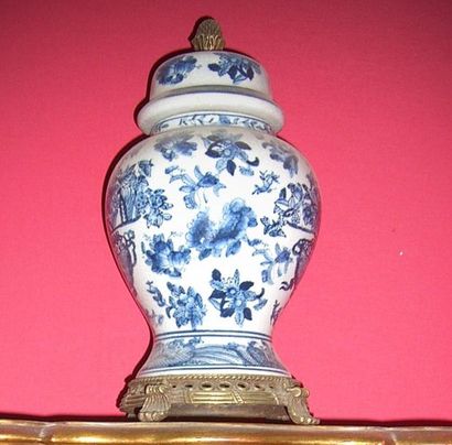 null Paire de pots à gingembre couverts en porcelaine bleu et blanche, monture de...