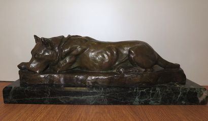 null Bronze de G.L. GUYOT représentant un chien couché .Dimensions 36,5 x 12 cm avec...