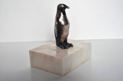 null Marcel GUILLEMARD. Mascotte en forme de Pingouin sur socle en Marbre