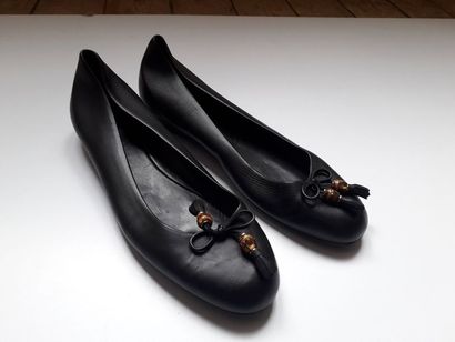 null GUCCI. Paire de ballerines en cuir noir à petits nœuds en bambou (37 Italien)...