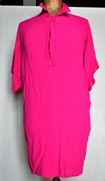 null BALENCIAGA. Robe courte en soie, couleur fuchsia, taille 38