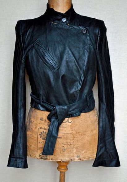 null ANN DEMEULEMEESTER. Veste courte en cuir, fermeture à boutons et ceinture, devant...