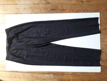 null YVES SAINT LAURENT. Pantalon noir en soie. T 38 (tout petit trou sur la jam...