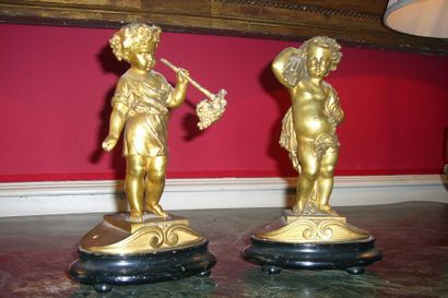 null Paire d'enfants, vendangeur et moissonneur. Bronze ciselé et doré sur socle...