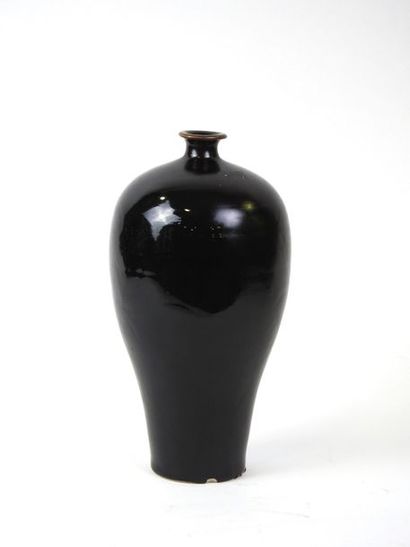 null Chine

Vase de forme Meiping en porcelaine à couverte noire à subtile décors...