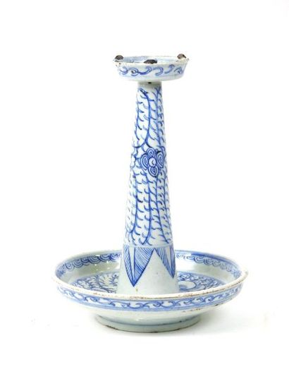 null Chine

Chandelier en porcelaine bleue et blanc à décors de ronces et frises...