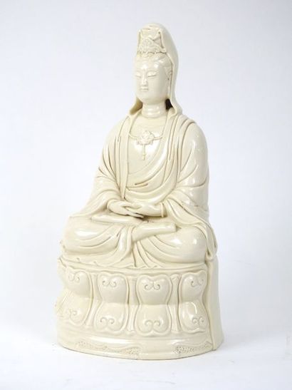 null Chine 

Bouddha en Blanc de Chine en méditation sur un socle lotiforme 

Marques...