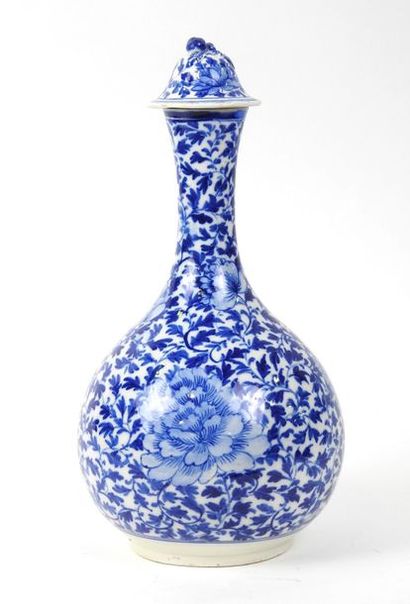 null Chine

Vase couvert à long col en porcelaine bleue et blanc à décors de pivoine...