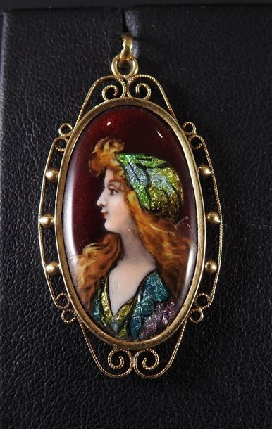 null Pendentif en or jaune, 750 MM, sertissant un profil de femme en émail polychrome,...