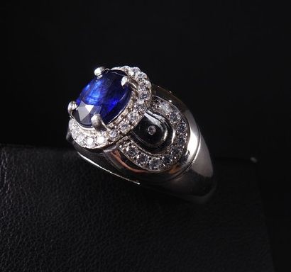 null Bague en, argent 925 MM, rhodié centrée d'un saphir ovale traité, 3,50 carats...