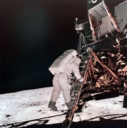 null Nasa. Mission Apollo 11. L'astronaute Buzz Aldrin descend de l'échelle du module...