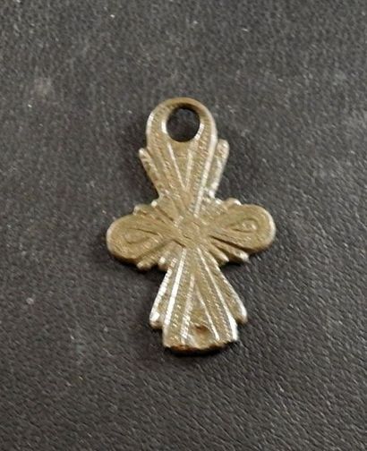 null Pendentif à bélière en forme de croix

Bronze 2,7 cm

Fin de la période méd...