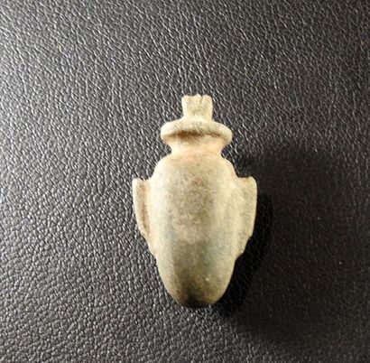 null Amulette représentant un coeur IB

Pierre 2,2 cm

Egypte antique XXVI-XXXème...