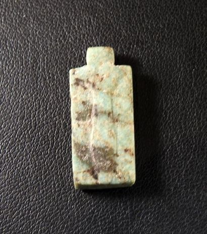 null Amulette représentant un pilier Ouadj sur une palette

Feldspath 2,6 cm

Egypte...