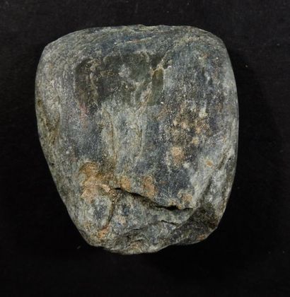 null Hache en roche verte proche de la jadéite.Eclats.

Néolithique.L :10cm.

Prov...