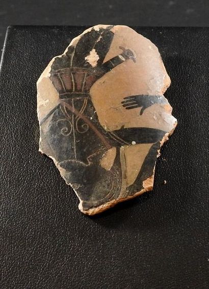 null Fragment de vase à figures noires orné d’un guerrier.Vès av J.C.H :5,5cm.