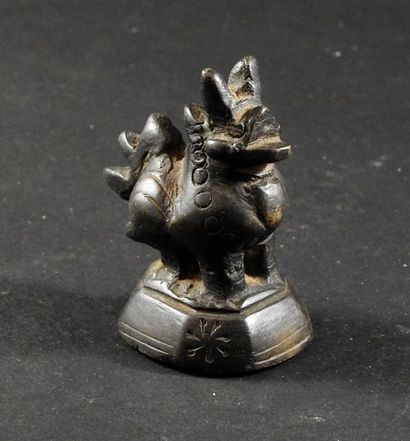 null Poids à opîum aviforme..Bronze.H :4cm. Birmanie.Circa XVIIIès