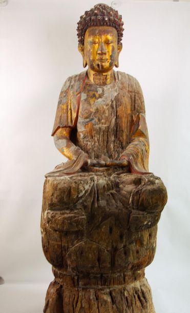 null Chine. XVIII°. Bouddha en bois avec traces de dorure, assis en méditation. Les...