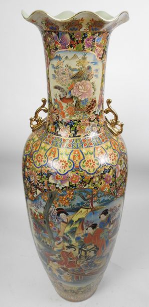 null Chine. Grand vase en porcelaine à décor polychrome représentant une scène de...