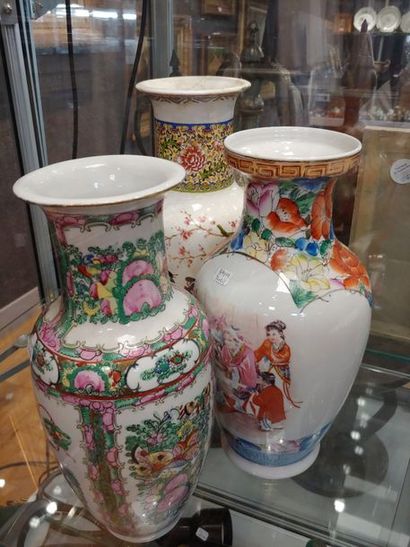 null 
Chine 

Lot de trois vases en porcelaine