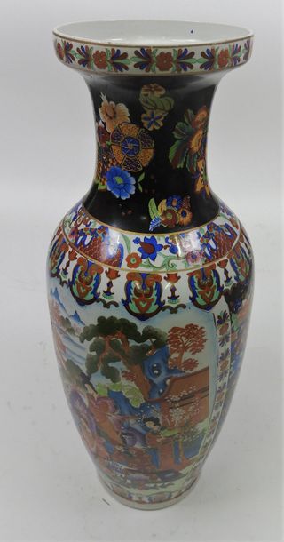 null Chine. Vase en porcelaine à décor polychrome représentant une scène de palais....