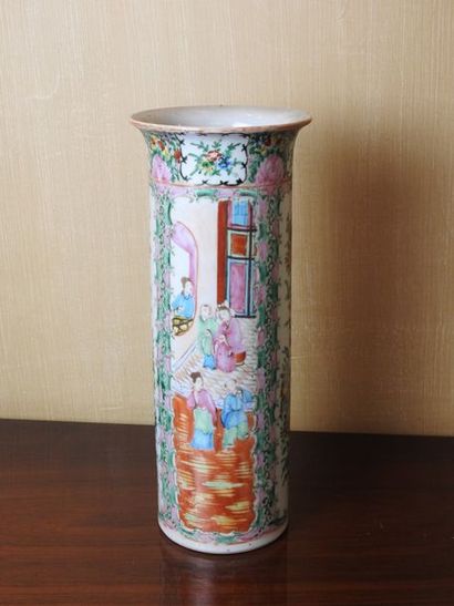 null Chine

Vase cylindre en porcelaine de la famille rose à décor de scènes de cours...