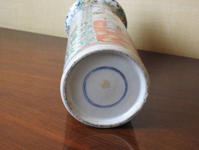 null Chine

Vase cylindre en porcelaine de la famille rose à décor de scènes de cours...