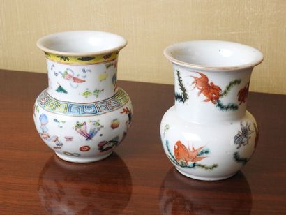 null Deux petits vases en porcelaine de la Chine

L’un à décor de carpes, l’autre...