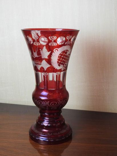 null Bohème

Grand vase en cristal de bohème couleurs rubis à décor de rinceaux et...