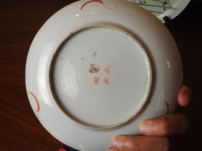 null Chine

Trois petites assiettes en porcelaine polychrome 

L’une à décor d’une...