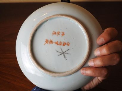 null Chine

Trois petites assiettes en porcelaine polychrome 

L’une à décor d’une...