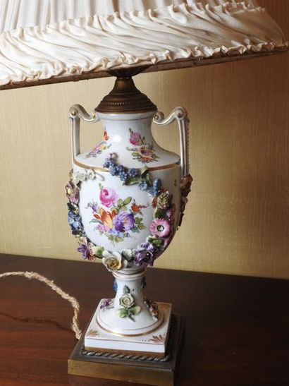 null Petit vase en porcelaine de Paris monté en lampe à décor d’appliques de fleurettes...