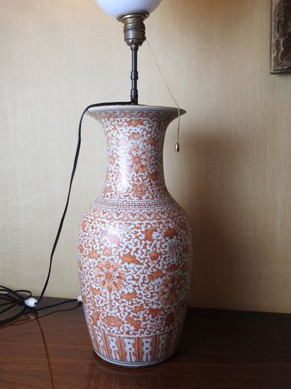 null Chine

Vase en porcelaine monté en lampe (non perçé) à décor de masques, rinceaux...