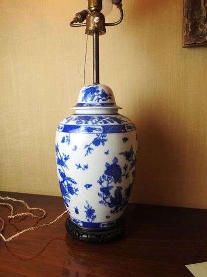null Chine

Vase en porcelaine bleue et blanc à décor de branches fleuries monté...