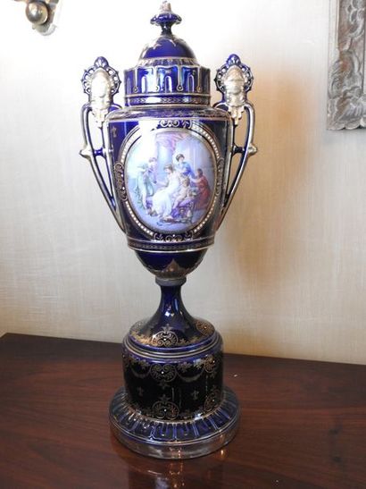null Vienne

Important vase couvert en porcelaine à fond bleu nuit rehaussé d’or

Sur...