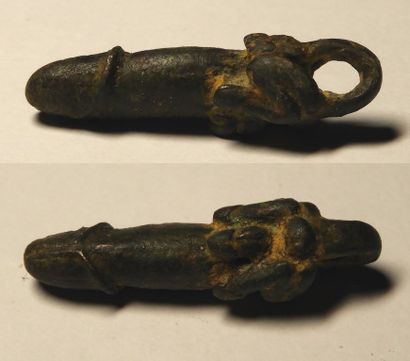 null Pendentif apotropaïque en bronze en forme de phallus orné de pattes.Art romain.
Circa...